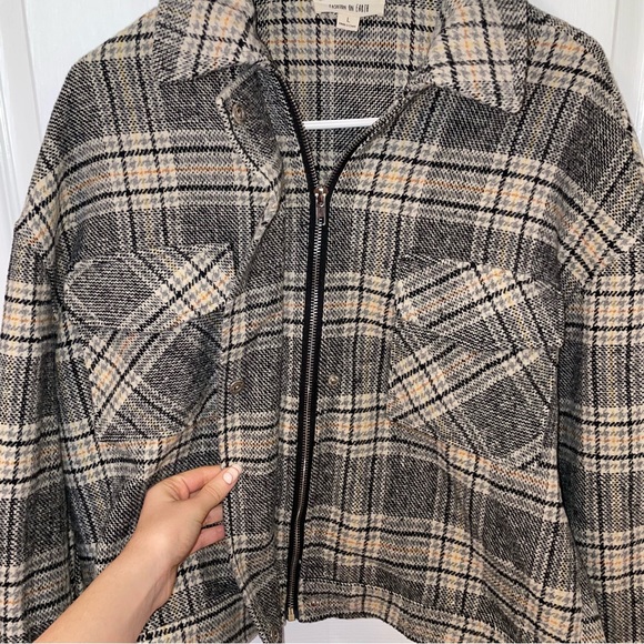 FASHION ON EARTH Plaid zip up coat with front pockets size Large - Picture 5 of 8